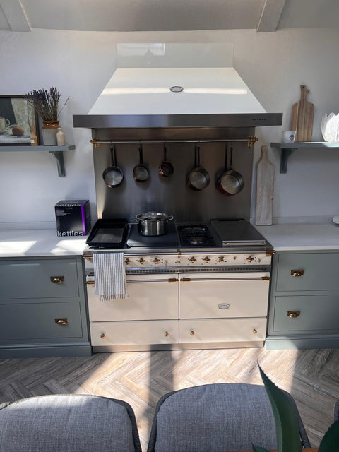 EX-DISPLAY: Lacanche Chalonnais Classic Duel Fuel & Matching Brasserie Hood in Ivory with brass trim